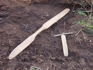 En såkaldt dobbeltspade og et T-formet spade fra ældre jernalder. Spaden til højre blev fundet nær Tollundmanden.